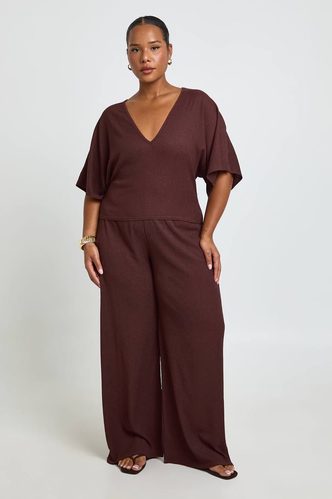 boohoo Dames Plus Getextureerde Top Met V-hals En Getailleerde Taille & Wijde Broek Coordinatenset | Chocoladebruin | Maat: 44