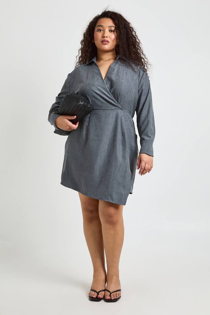 boohoo Dames Plus Gepelde Kraag Wikkel Blousejurk | Houtskool | Maat: 46