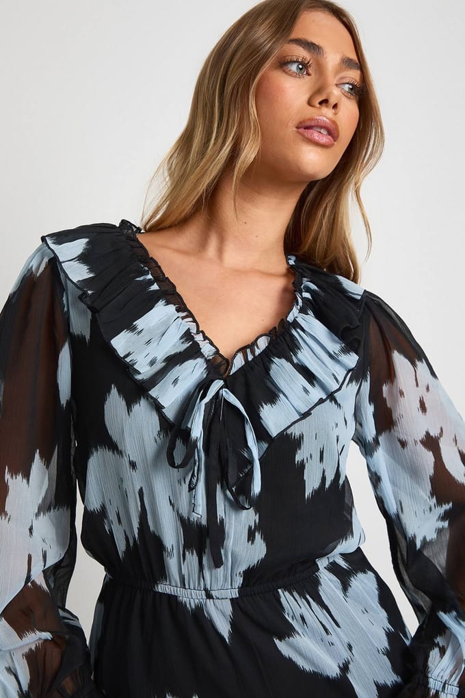 boohoo Dames Bloemige Chiffon lagelaagse smockjurk | Chocoladebruin | Maat: 42