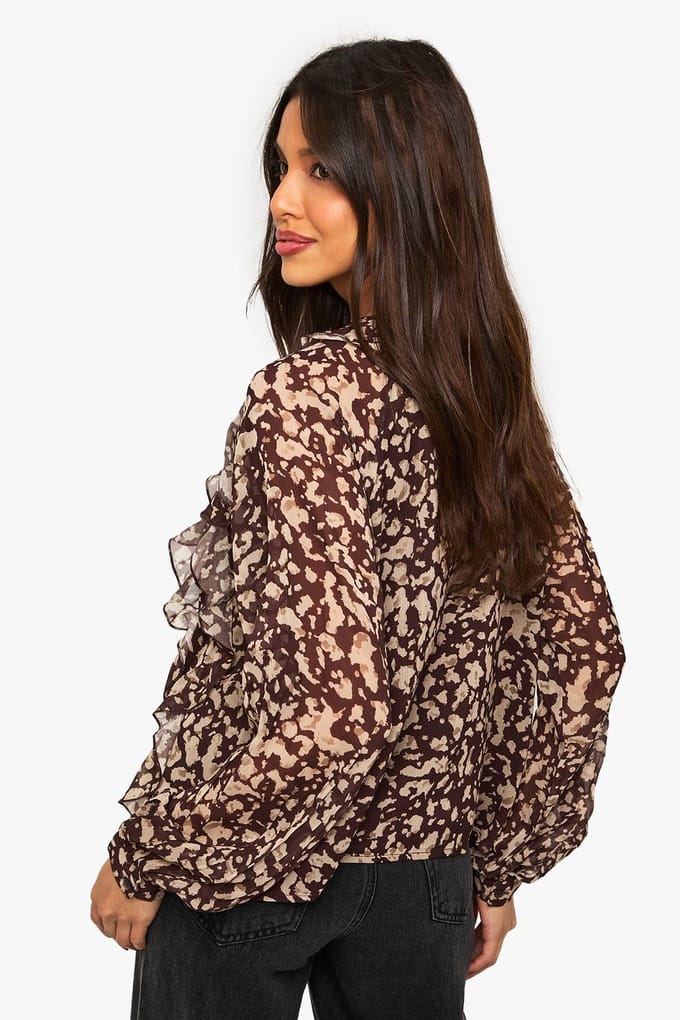 boohoo Dames Abstracte Print Chiffon Blouse met Ruches | Zwart | Maat: 34