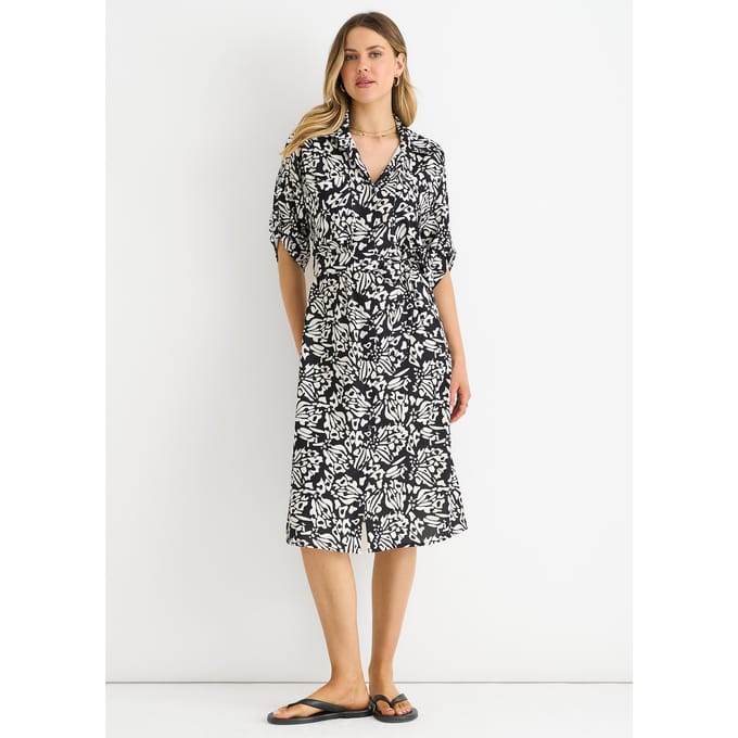 Zwarte midi-jurk met knoopsluiting en ceintuur