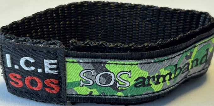 ICE SOS armband groen camouflage MEDIUM (9 tm 12 jaar)