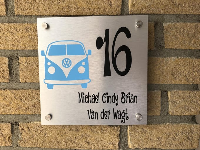 Naambordje / huisnummer voordeur met een Volkswagen transporter