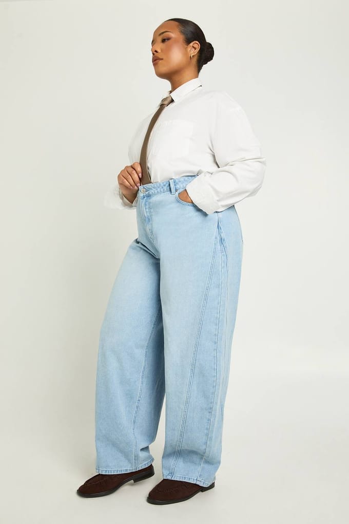 boohoo Dames Plus Midden-Taille Gedraaide Naad Barrelleg Jeans | Bleach Wash | Maat: 26