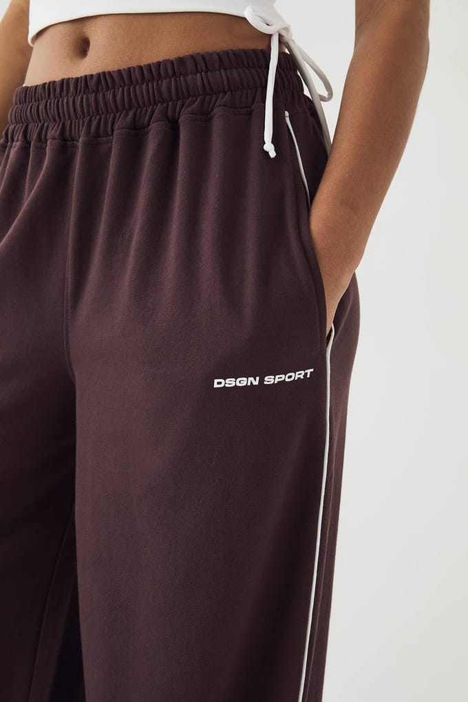 Dames DSGN Studio Joggingbroek met Paspeldetail Middelhoge Taille Wijde Pijpen | Chocoladebruin | Maat: Large