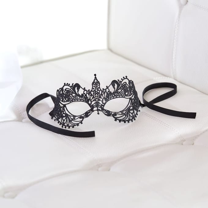 Filigrane oogmasker met kant