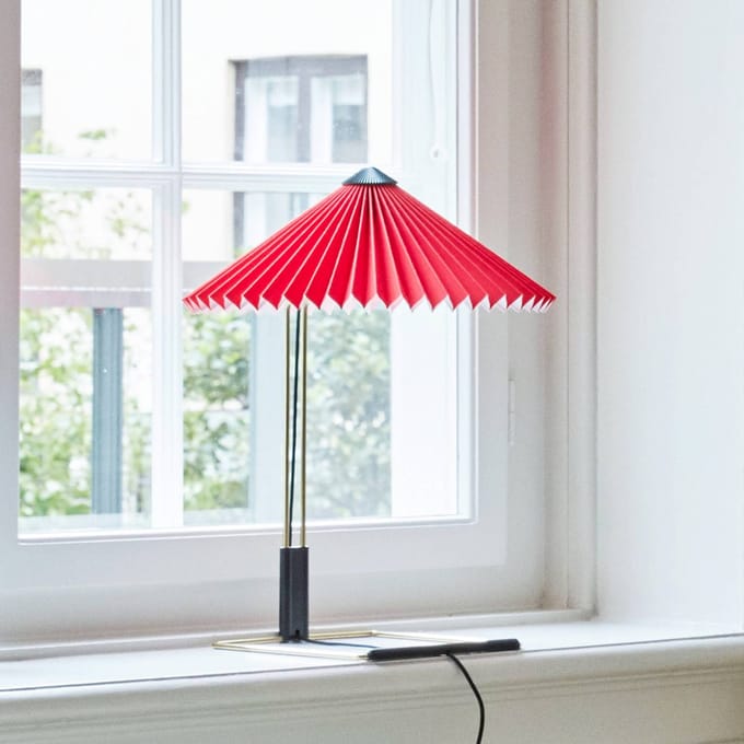 HAY LED tafellamp Matin, lichtrood/messing, hoogte 38 cm