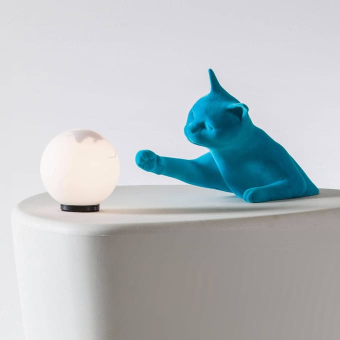Karman tafellamp Maoo, keramiek lichtblauw, glazen kattenfiguurtje