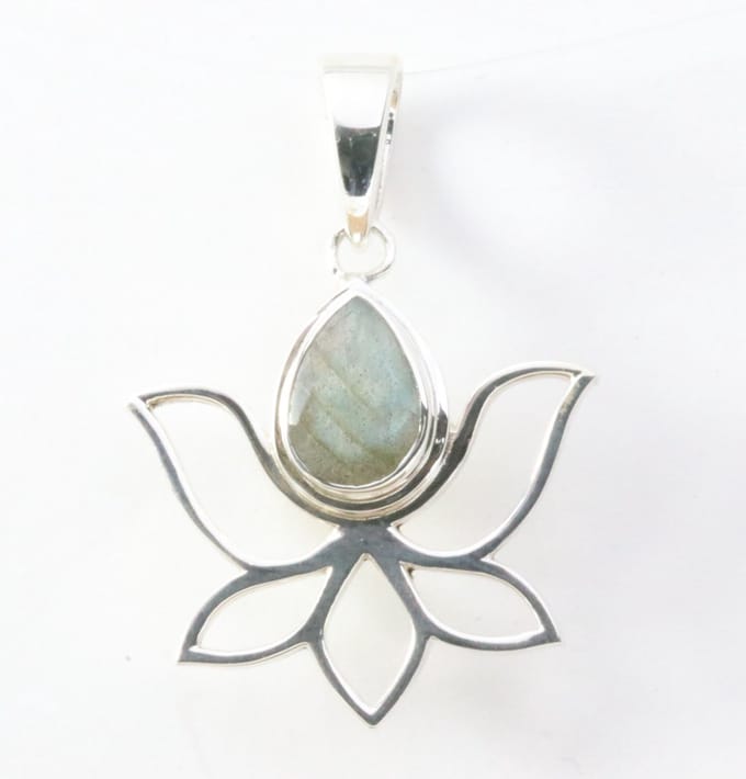 Opengewerkte zilveren lotus bloem hanger met labradoriet