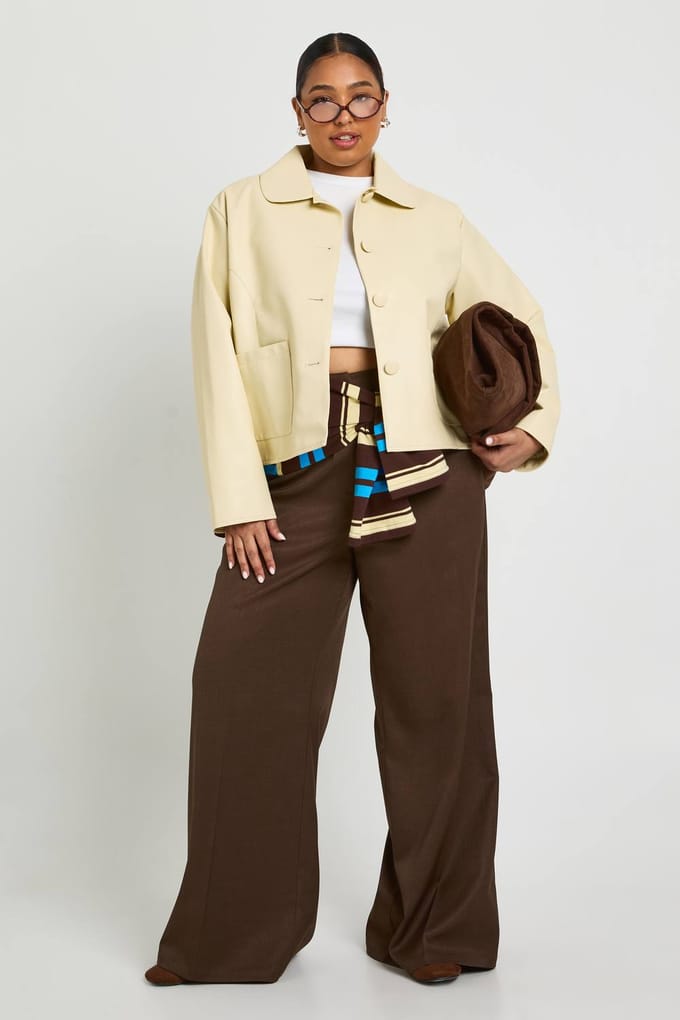 boohoo Dames Plus Pu Jas met Elastische Zoom | Butter | Maat: 28