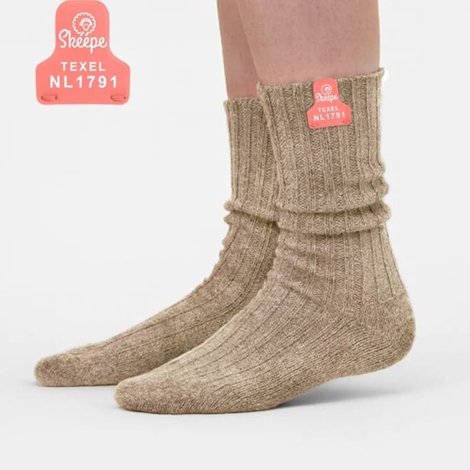 Skéépe – schapenwollen sokken van Texel – beige – middel lang – roze label – maat 36-38