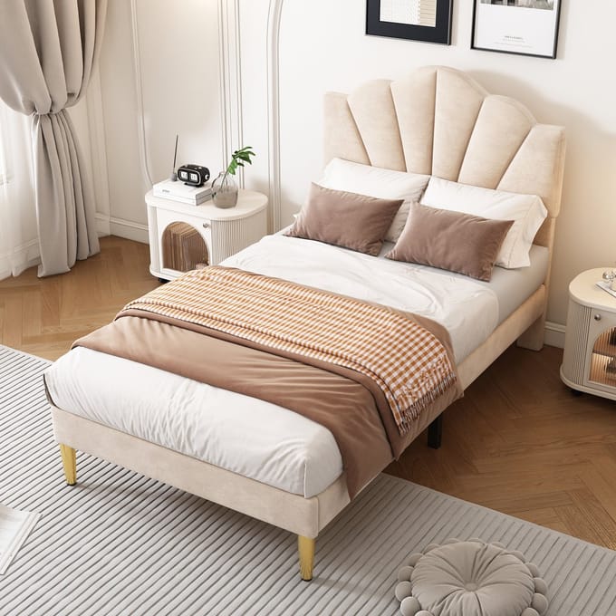 MODFU Bedframe 90x200 cm – Fluweel beige – Met verstelbaar hoofdbord & schelpvormig design – Gouden poten