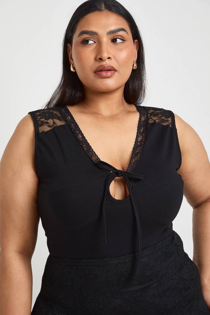 boohoo Dames Plus Kanten Afwerking Strik Keyhole Body | Black | Maat: 28