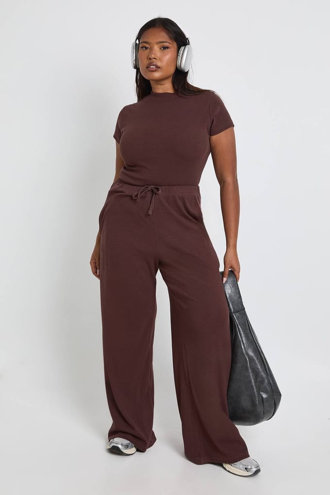 boohoo Dames Plus Basic Geribbelde Korte Mouw Getailleerde Top | Chocoladebruin | Maat: 44