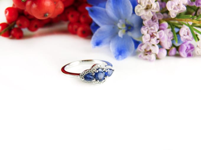 ring in wit goud gezet met blauwe saffier en diamant