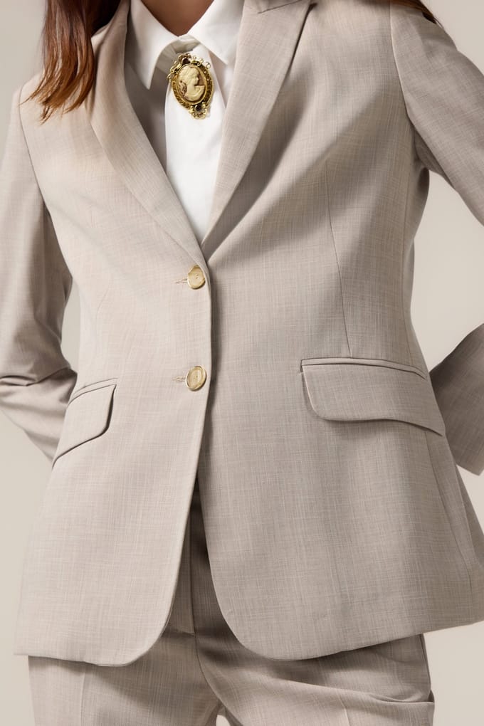 Oltre Fluid Viscose Blend Blazer Beige Maat: 48 | Blazers Outlet | Dames | Beige