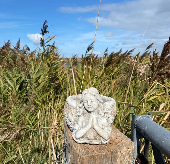 Grafdecoratie voor Buiten, Engel met Plantenbakje