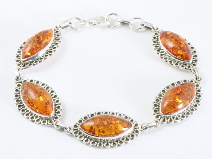 Bewerkte zilveren armband met grote amber stenen