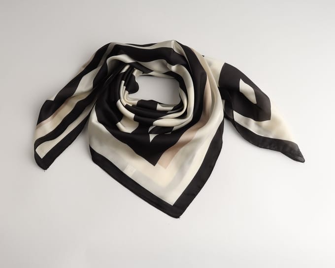 Rafaela Bandana Dames – 70x70 cm – Zwart Wit Beige Gestreept