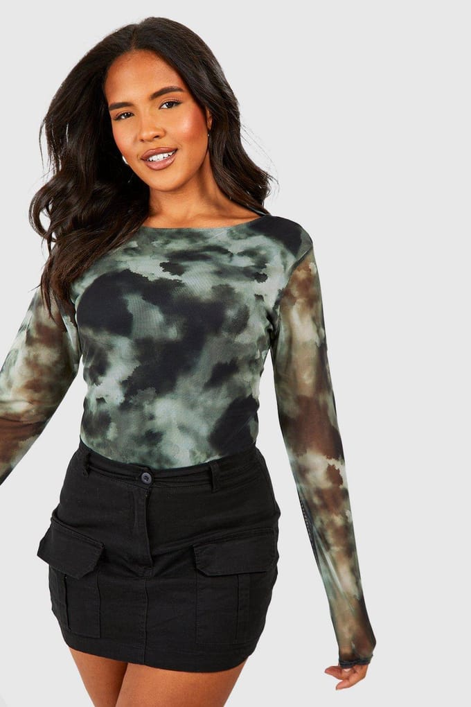 boohoo Dames Plus Abstract Mesh Top met Lange Mouwen | Kaki | Maat: 52