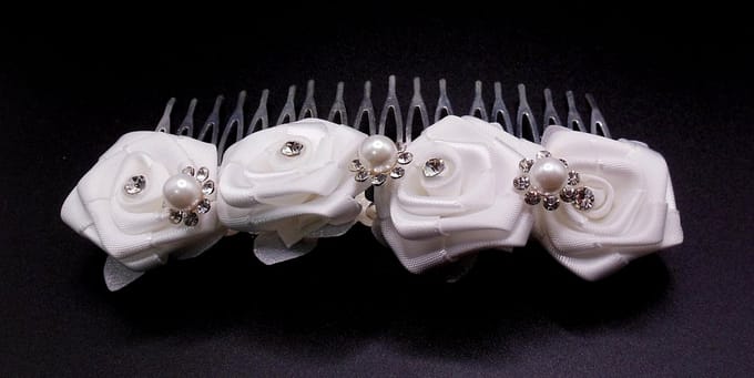 Tiara 4 witte roosjes+parels+strass - Communie