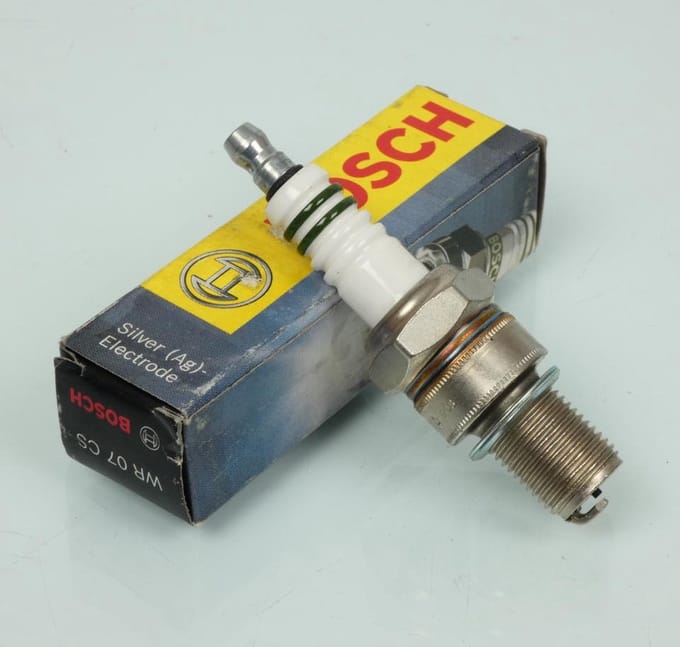 Bougie d'allumage Bosch pour Moto Suzuki 65 RM 2003 à 2007 Neuf