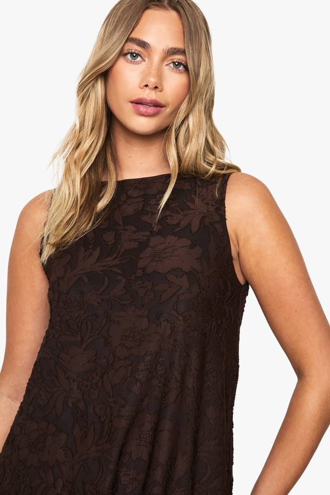 boohoo Dames Getextureerde Burnout Swing Mini Jurk | Chocolate | Maat: 8