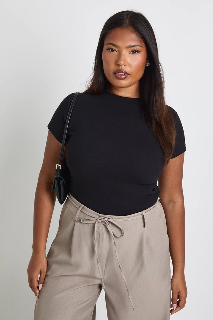 boohoo Dames Plus Basic Geribbeld Korte Mouw Getailleerde Top | Zwart | Maat: 44