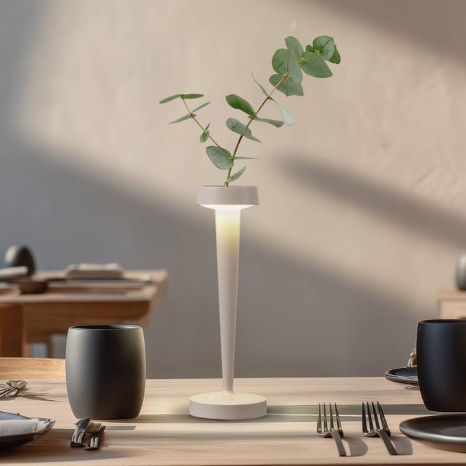 Lucande LED-batterijkaarsenhouder Lea, vaas, beige, 28 cm