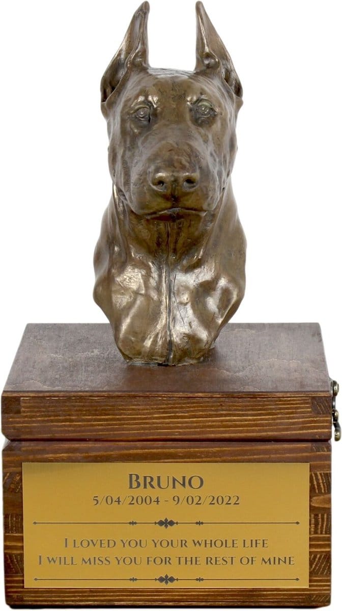 Persoonlijke urn voor hond met beeldje van Dobermann