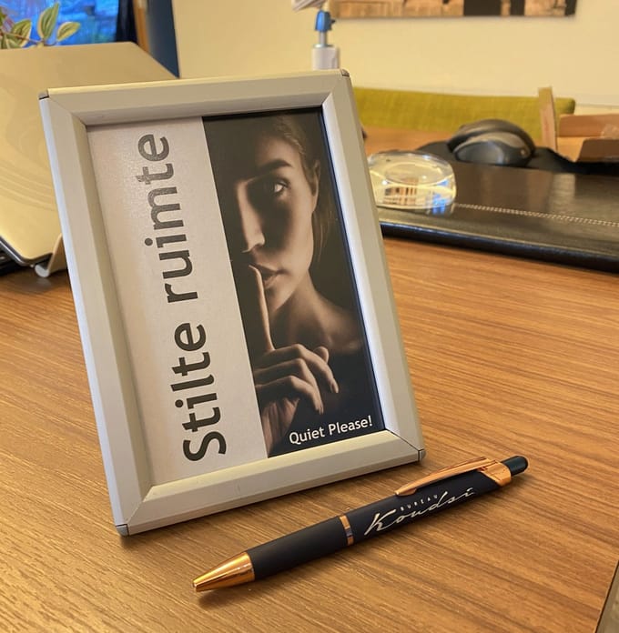 Stilteruimte bord in aluminium Kliksysteem. Multi functioneel bord als tafel of muur model