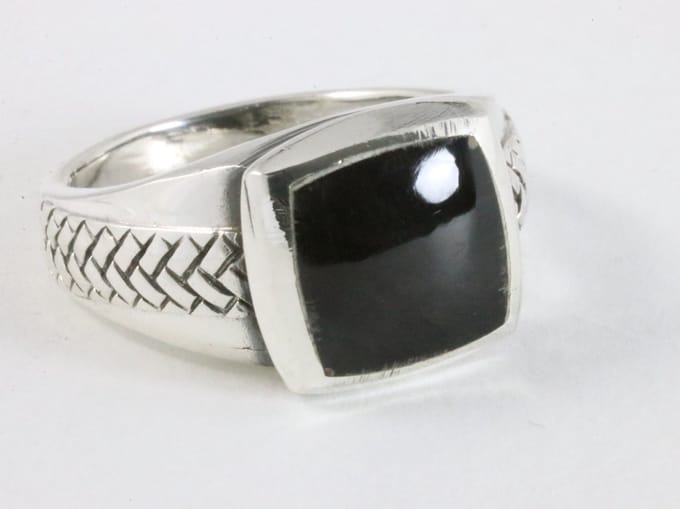 Zware bewerkte zilveren ring met onyx - maat 20