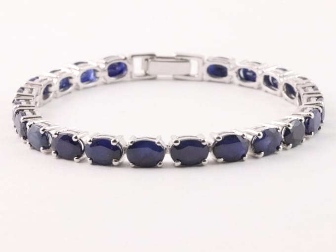 Zilveren tennisarmband met blauwe saffier - lengte 17 cm.