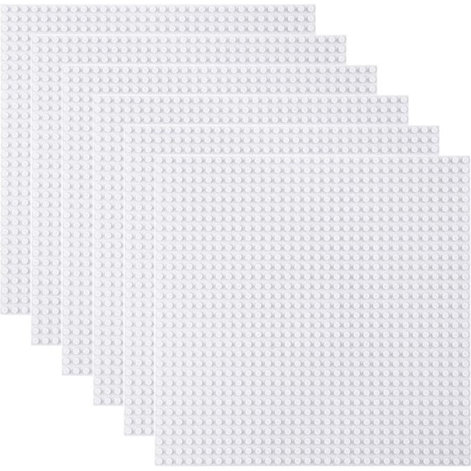 6 pièces 32x32 Briques de construction de base de plateforme idéales pour les tables d'activités sont assemblées sur des accessoires en coussin. 32x32