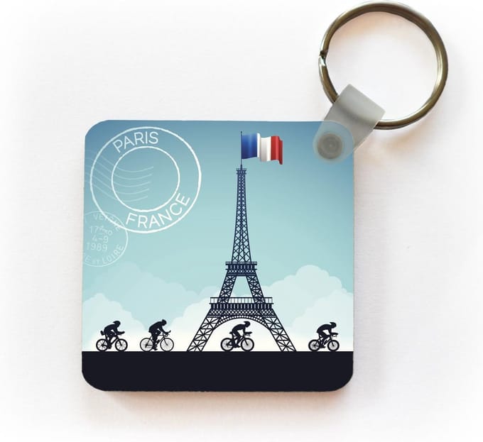 Sleutelhanger - Uitdeelcadeautjes - Een illustratie van wielrenners die fietsen langs de Eiffeltoren - Plastic