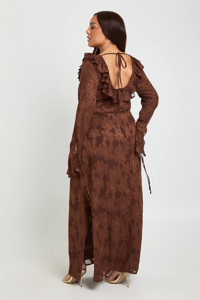 boohoo Dames Plus Burnout Chiffon Ruffle Midaxi Jurk | Chocoladebruin | Maat: 46