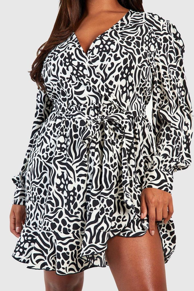 boohoo Dames Plus Zebra Wikkeljurk met ruches in skaterstijl | Black | Maat: 28