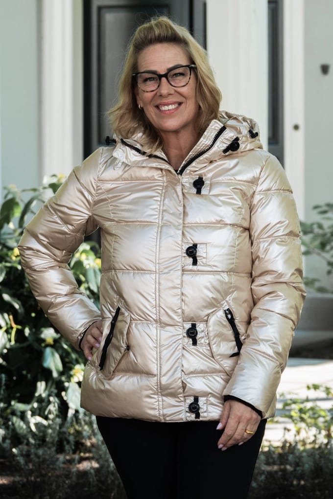 Korte dames winterjas - Gewatteerd en getailleerd - Champagne - Maat 36