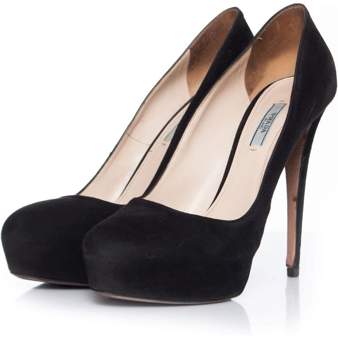 Prada zwarte suède plateau pumps.