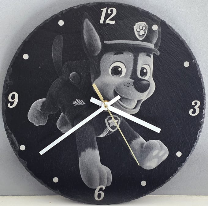 Wandklok Leisteen - Paw Patrol (Chase) - Laser gegraveerd
