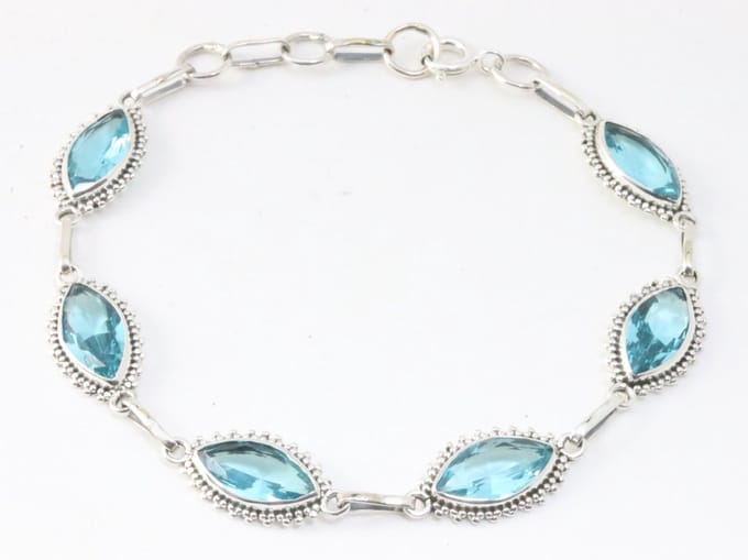 Bewerkte zilveren armband met blauwe topaas