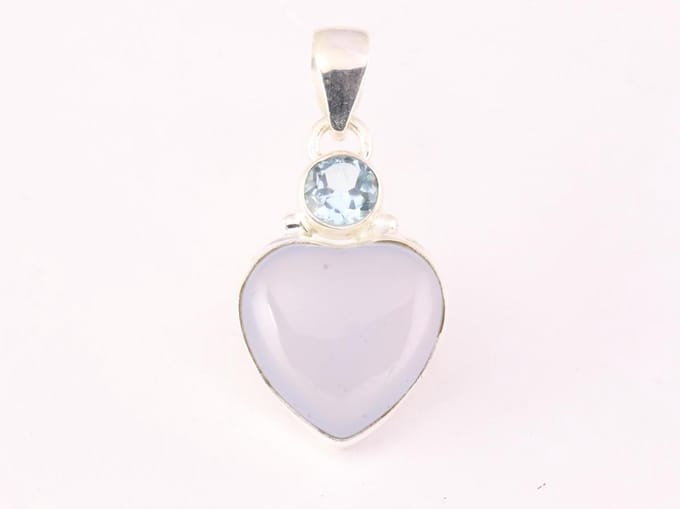 Hartvormige zilveren hanger met aqua chalcedoon en blauwe topaas