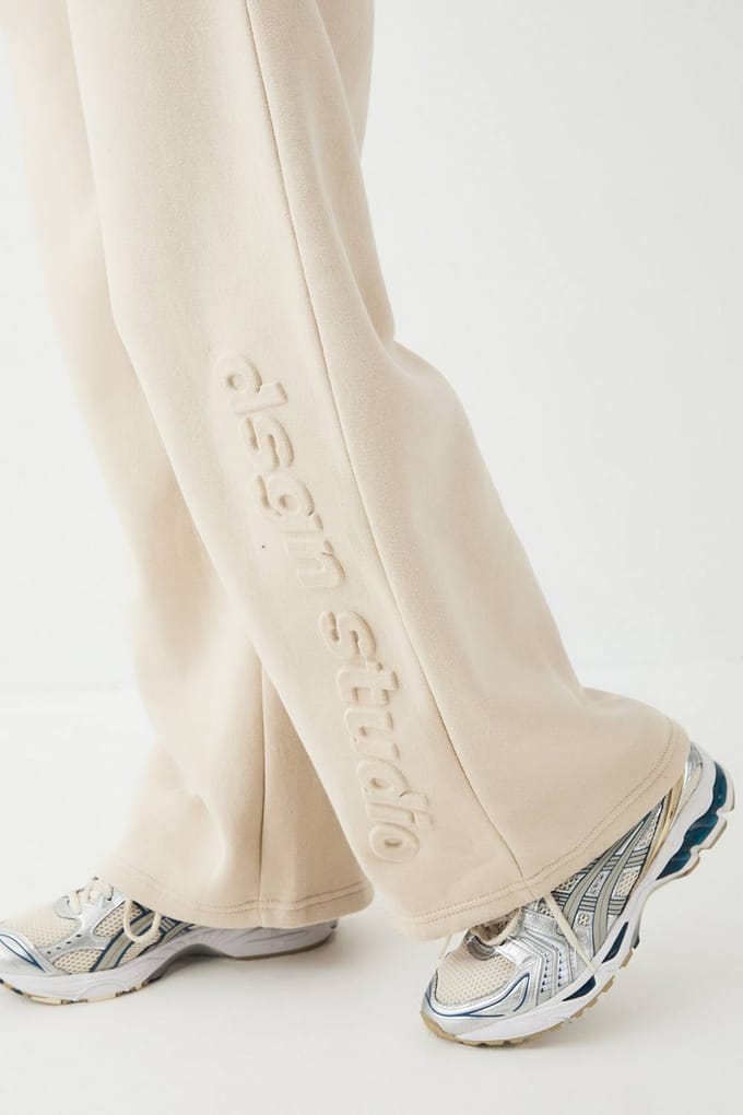 Dames DSGN Studio Geembosseerde Wijde Pijpen Jogger | Stone | Maat: Medium