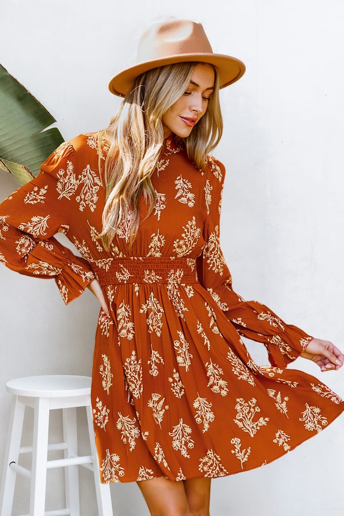 Minivestido con mangas abullonadas y estampado floral en color naranja quemado
