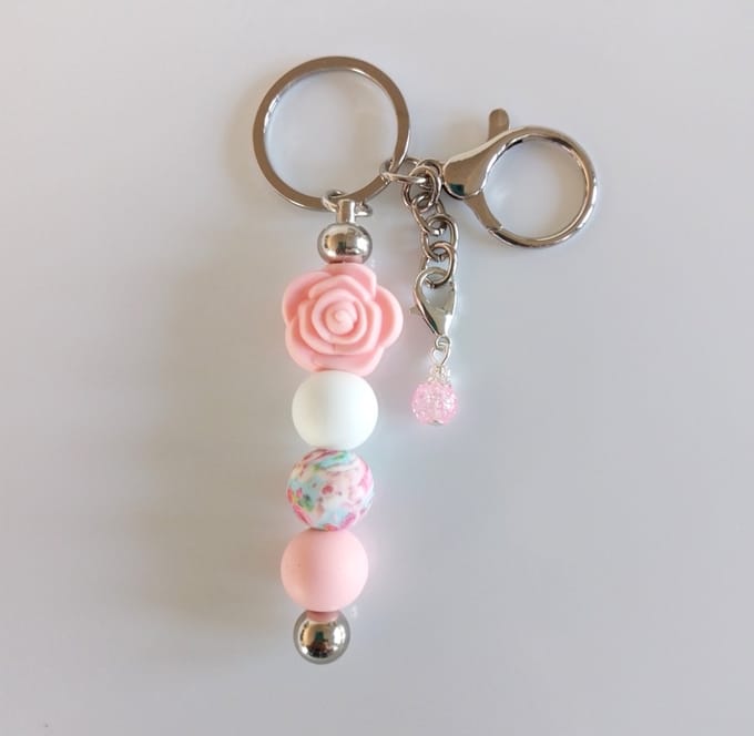 Sleutelhanger, tashanger met kralen | roze & wit | roos
