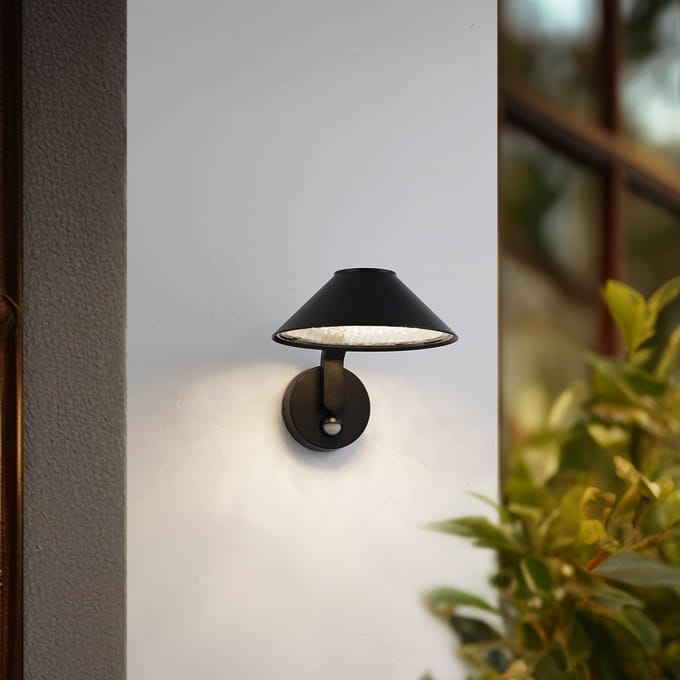 Lindby LED wandlamp Capelo, zwart, metaal, sensor, Ø20cm