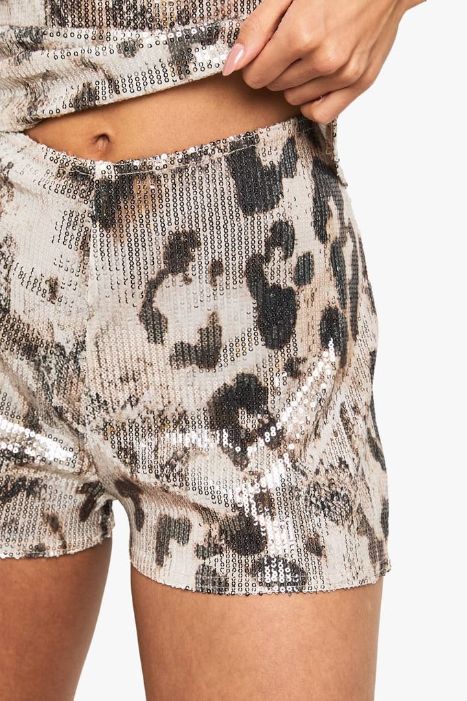 boohoo Dames SEQUIN DIERENPRINT MINI BOOTY SHORT | Animal | Maat: 14