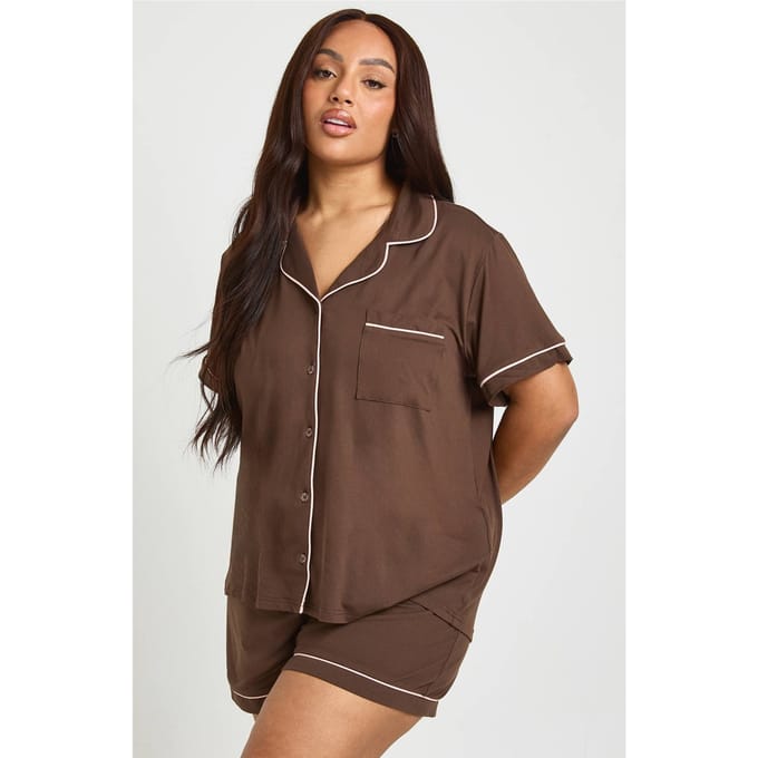 boohoo Dames Plus Jersey Pyjama Set Met Paspelbiezen Korte Mouwen En Short | Chocoladebruin | Maat: 46