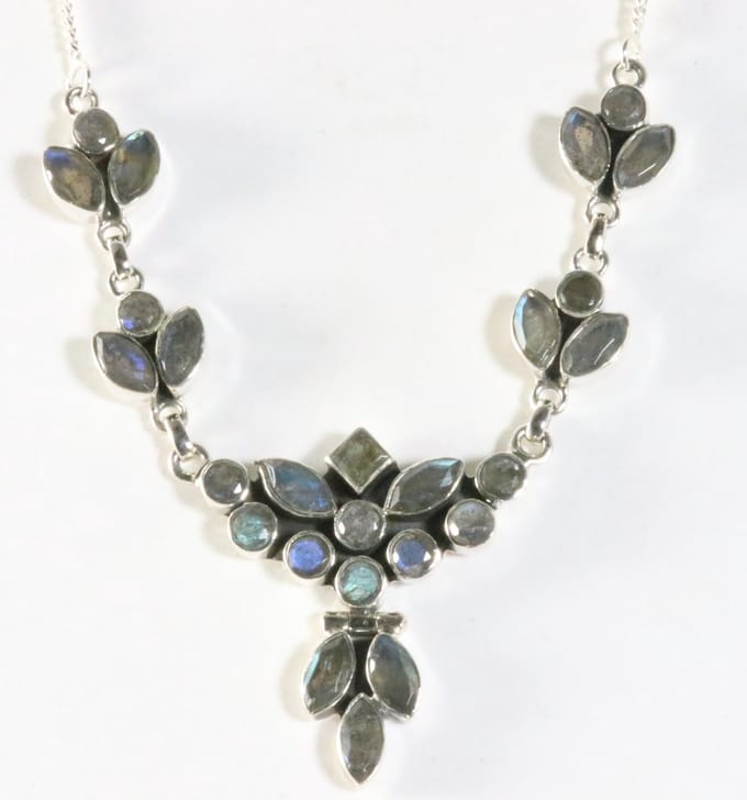 Zilveren collier met labradoriet stenen