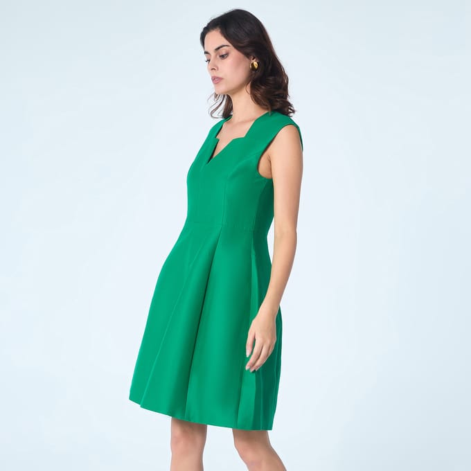 Fit-and-flare satijnen korte jurk met vierkante V-hals